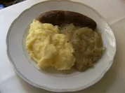 HAUPTGERICHT - Bratwurst, Kartoffelbrei und Sauerkraut - Rezept