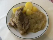Rezept: HAUPTGERICHT - Eisbein, Sauerkraut und Kartoffeln HAUPTGERICHT - Eisbein, Sauerkraut und Kartoffeln - Rezept