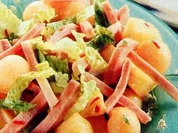 Pikanter Melonensalat mit Schinken - Rezept