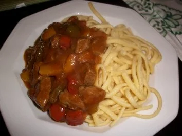 Rezept: Gulasch mit gemischtem Paprikagemüse Gulasch mit gemischtem Paprikagemüse - Rezept