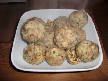 Rezept: Brezelnknödel zum Krustenbraten Brezelnknödel zum Krustenbraten - Rezept