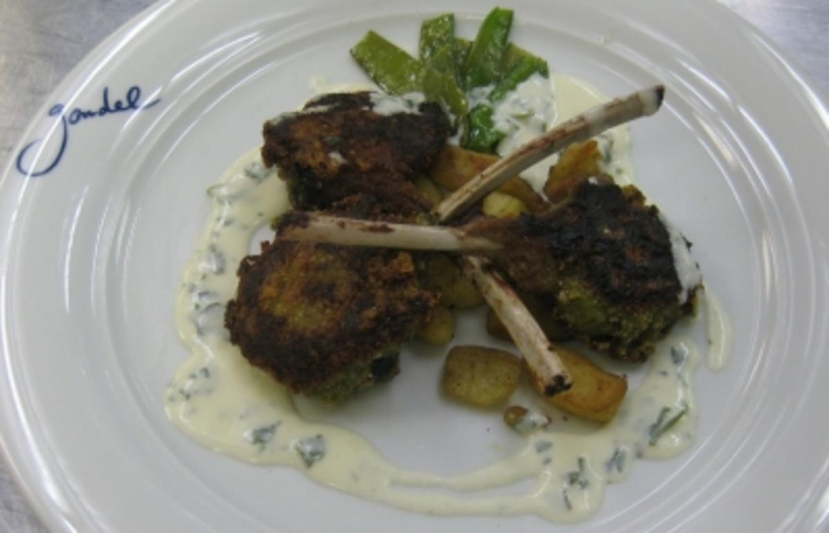 Lammkoteletts im Pestomantel auf Salbei-Gnocchi und Zuckerschoten - Rezept