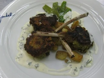 Lammkoteletts im Pestomantel auf Salbei-Gnocchi und Zuckerschoten - Rezept