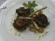 Rezept: Lammkoteletts im Pestomantel auf Salbei-Gnocchi und Zuckerschoten Lammkoteletts im Pestomantel auf Salbei-Gnocchi und Zuckerschoten - Rezept