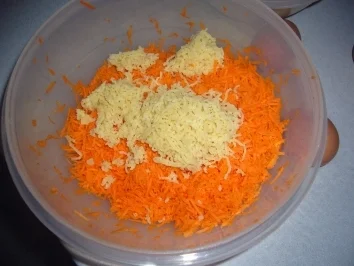 Rezept: Kikis Möhren-Marzipan-Nusskuchen Bild Nr. 2 Kikis Möhren-Marzipan-Nusskuchen - Rezept - Bild Nr. 2