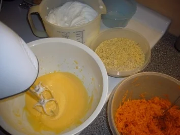 Rezept: Kikis Möhren-Marzipan-Nusskuchen Bild Nr. 4 Kikis Möhren-Marzipan-Nusskuchen - Rezept - Bild Nr. 4