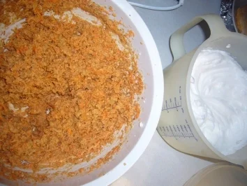 Rezept: Kikis Möhren-Marzipan-Nusskuchen Bild Nr. 5 Kikis Möhren-Marzipan-Nusskuchen - Rezept - Bild Nr. 5