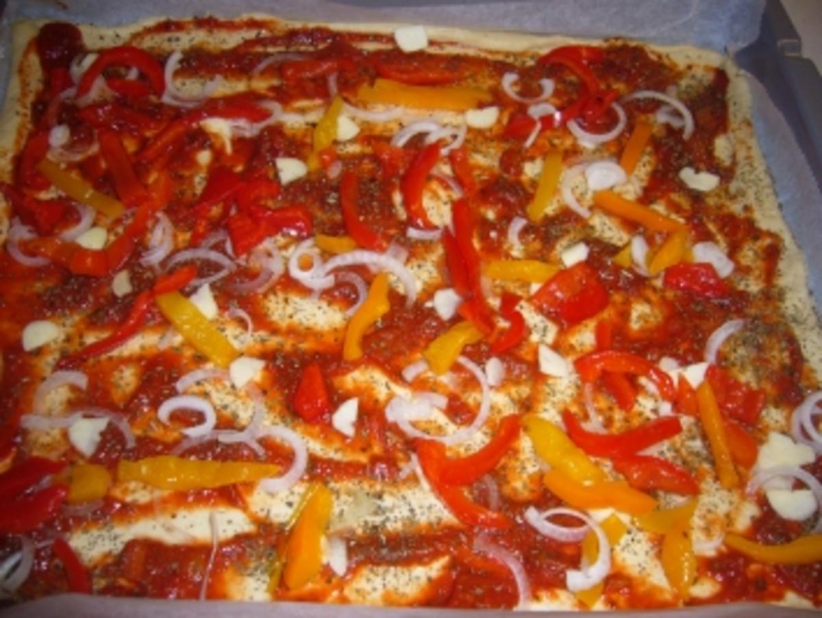 Kikis Pizza vom Blech - Rezept - Bild Nr. 5
