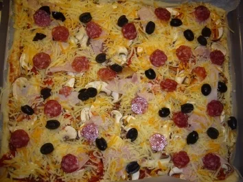 Rezept: Kikis Pizza vom Blech Bild Nr. 7 Kikis Pizza vom Blech - Rezept - Bild Nr. 7