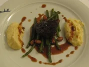 Geschmortes Bäckchen vom Black Angus mit Schalotten-Mandelcreme und Bohnen - Rezept