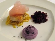 Seeteufelbäckchen auf Fondspaghetti, violetter Kartoffel-schnee und Rote Bete-Air - Rezept