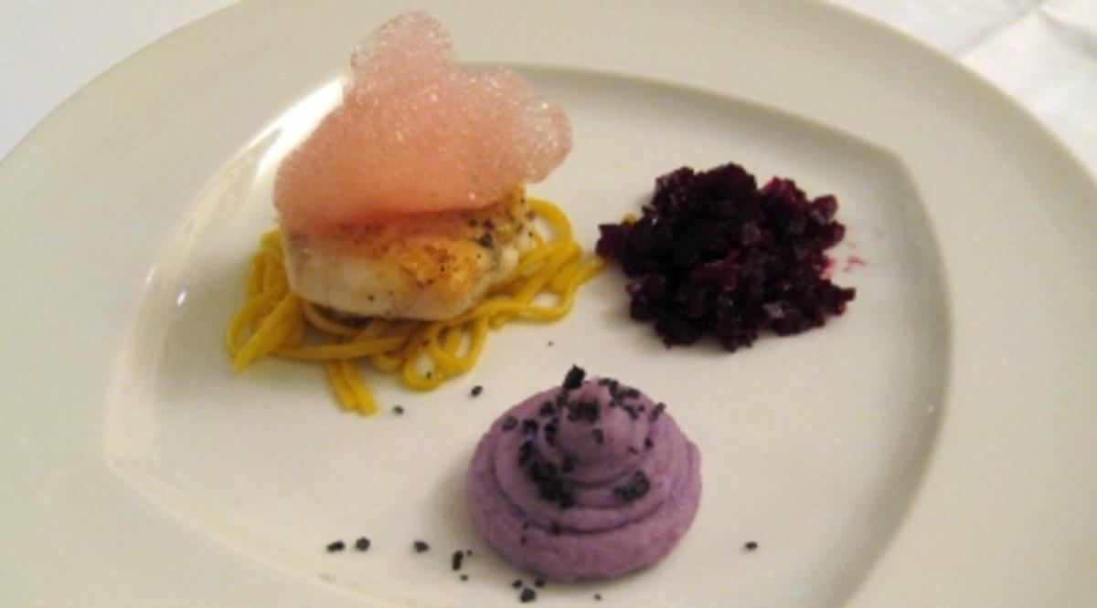 Bilder für Seeteufelbäckchen auf Fondspaghetti, violetter Kartoffel-schnee und Rote Bete-Air - Rezept