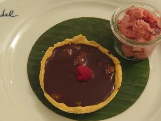 Pfirsichkompott-Tarteletts mit dunkler Ganache und Himbeersorbet - Rezept
