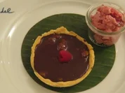 Pfirsichkompott-Tarteletts mit dunkler Ganache und Himbeersorbet - Rezept