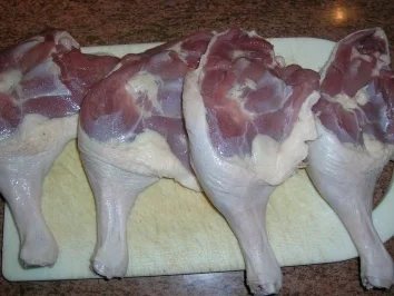 Entenkeulen natur gebraten, mit Kartoffelklössen und Rosenkohl,zur geschmacklichen Verfeinerung Orangengelee+Preiselbeeren (so essen wir die Keulen am liebsten) - Rezept - Bild Nr. 2