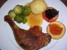 Entenkeulen natur gebraten, mit Kartoffelklössen und Rosenkohl,zur geschmacklichen Verfeinerung Orangengelee+Preiselbeeren (so essen wir die Keulen am liebsten) - Rezept