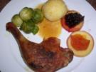 Entenkeulen natur gebraten, mit Kartoffelklössen und Rosenkohl,zur geschmacklichen Verfeinerung Orangengelee+Preiselbeeren (so essen wir die Keulen am liebsten) - Rezept