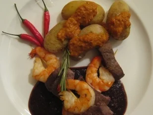 Lamm-Scampi-Spieß an Pflaumensoße und Papas Arrugadas con Mojo - Rezept
