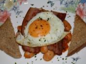 Cowboy-Dinner a la Bonanza (Beans,Bacon and Fried Eggs) - Rezept