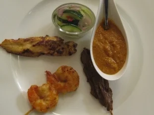 Saté-Spieße vom Rind, Huhn und Garnele an Erdnusssoße - Rezept