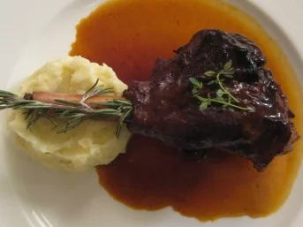 Geschmorte Lammhaxe mit Zitronenthymian und Kartoffel-Wasabipüree - Rezept