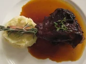 Geschmorte Lammhaxe mit Zitronenthymian und Kartoffel-Wasabipüree - Rezept