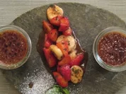 Crema Catalana an mariniertem Bananen-Erdbeersalat mit Minze und Honig - Rezept