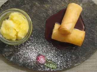 Rezept: Süße Frühlingsrolle gefüllt mit Mango und Limette an Schokosoße und Orangen-Ingwer-Eis Süße Frühlingsrolle gefüllt mit Mango und Limette an Schokosoße und Orangen-Ingwer-Eis - Rezept