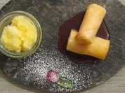 Süße Frühlingsrolle gefüllt mit Mango und Limette an Schokosoße und Orangen-Ingwer-Eis - Rezept