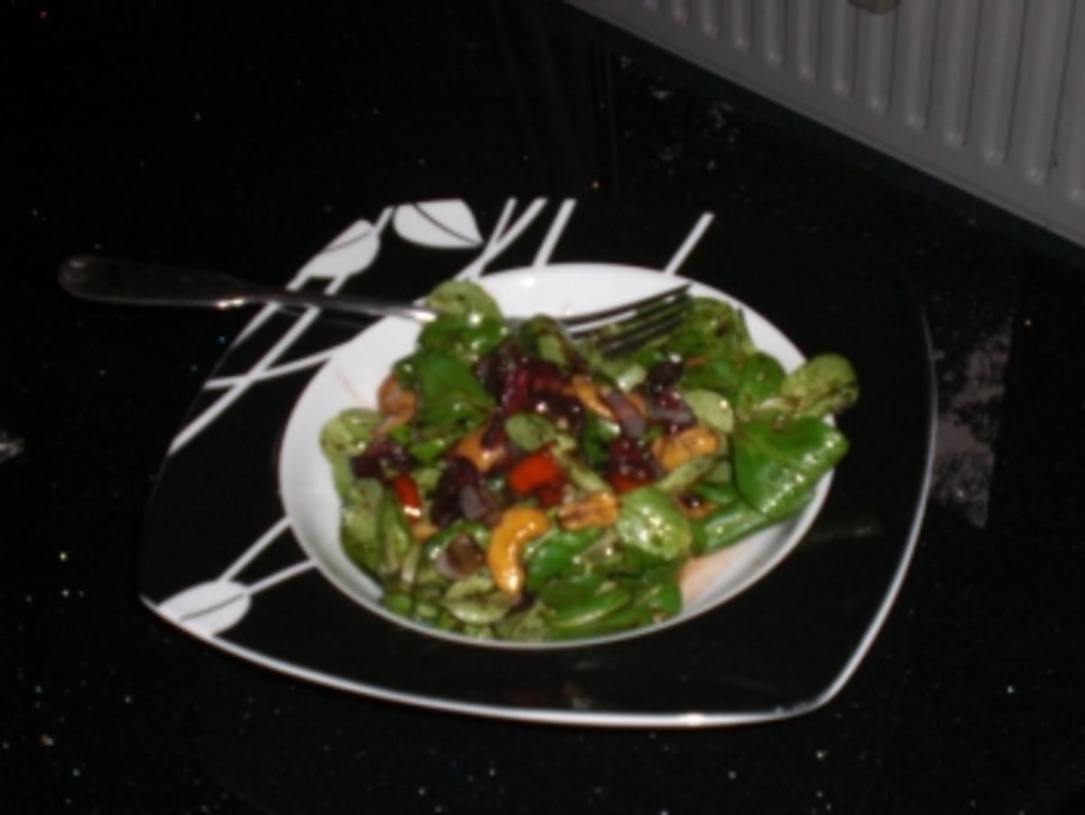 scharfer Feldsalat mit Balsamicodressing und Cashewkernen - Rezept - Bild Nr. 2