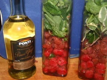 Rezept: Himbeer - Kräuter - Essig Bild Nr. 4 Himbeer - Kräuter - Essig - Rezept - Bild Nr. 4