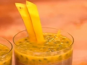 Rezept: Schokomousse mit Passionsfrucht und Schlagsahne Schokomousse mit Passionsfrucht und Schlagsahne - Rezept