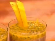 Schokomousse mit Passionsfrucht und Schlagsahne - Rezept