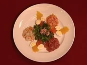 Rezept: Dreierlei Tatar von Lachs, Tunfisch und Jakobsmuscheln (Joseph Hannesschlรคger) Dreierlei Tatar von Lachs, Tunfisch und Jakobsmuscheln (Joseph Hannesschlรคger) - Rezept
