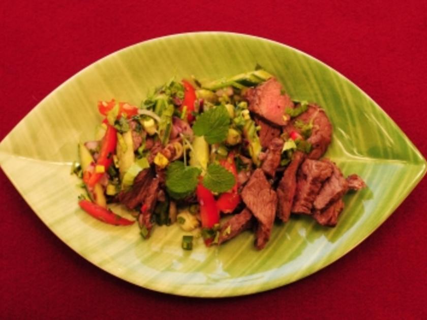 Thailändischer Rindfleischsalat mariniert mit Koriander und Limette ...