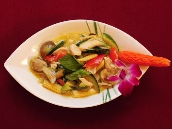 Rezept: Grünes Thaicurry mit Hühnchen in Kokosmilch mit Gemüse und Thaibasilikum dazu Jasminreis (Tamara Sedmak) Grünes Thaicurry mit Hühnchen in Kokosmilch mit Gemüse und Thaibasilikum dazu Jasminreis (Tamara Sedmak) - Rezept
