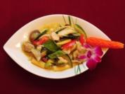 Grünes Thaicurry mit Hühnchen in Kokosmilch mit Gemüse und Thaibasilikum dazu Jasminreis (Tamara Sedmak) - Rezept