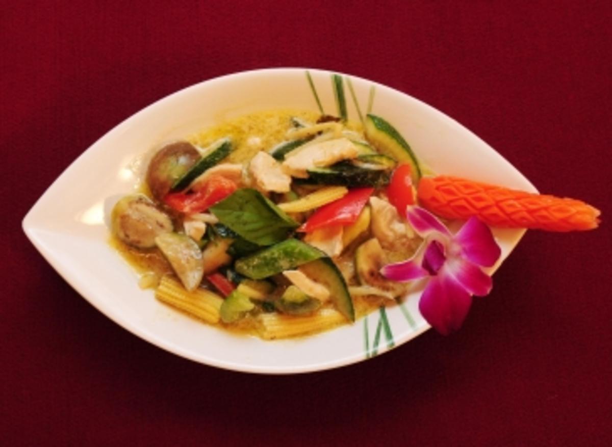 Bilder für Grünes Thaicurry mit Hühnchen in Kokosmilch mit Gemüse und Thaibasilikum dazu Jasminreis (Tamara Sedmak) - Rezept