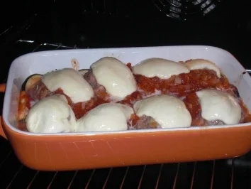 Überbackene Hackbällchen mit Tomatensauce und Aubergine - Rezept
