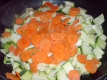 Ein Nest aus frischem Gartengemüse mit gefüllten Hähnchenschnitzel - Rezept - Bild Nr. 8