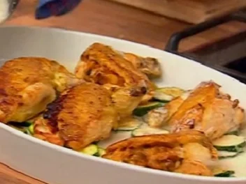 Gefüllte Maispoulardenbrust mit Zucchini und Brotsalat - Rezept