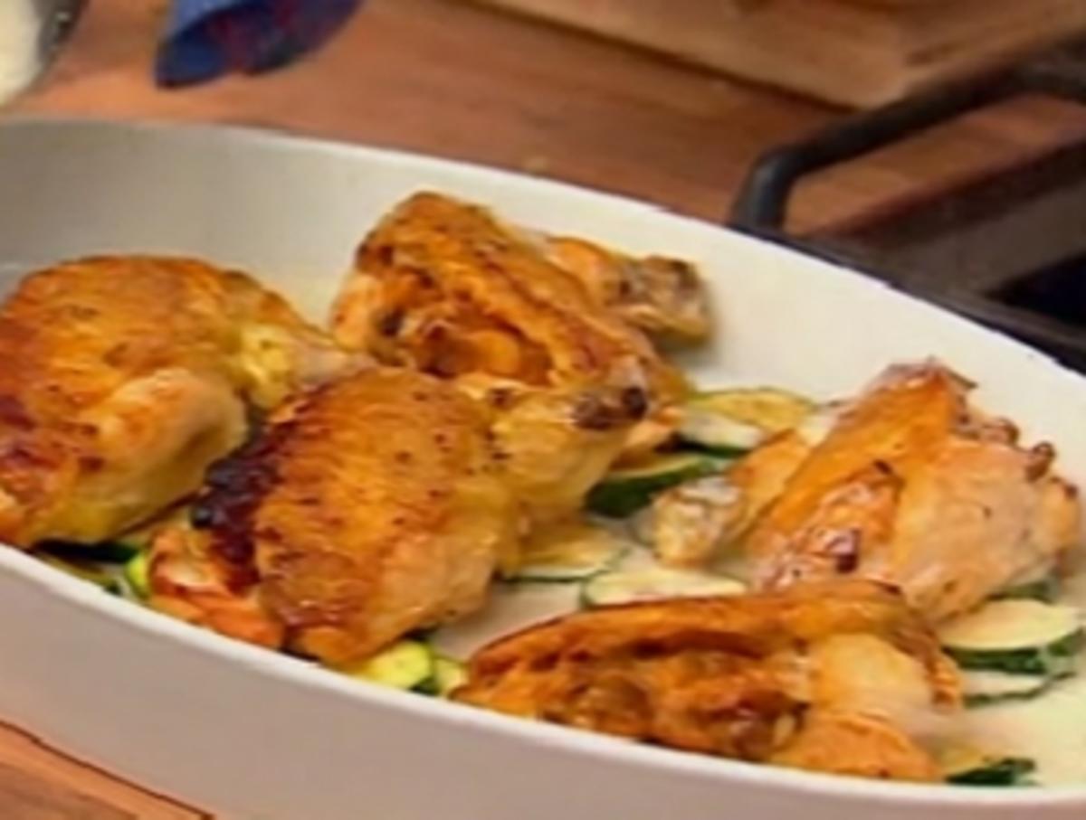 Gefüllte Maispoulardenbrust mit Zucchini und Brotsalat - Rezept ...