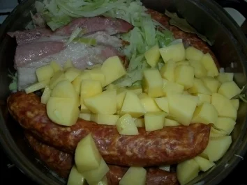 Rezept: Weißkohlgemüse mit Mettwürstchen Weißkohlgemüse mit Mettwürstchen - Rezept