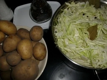 Rezept: Weißkohlgemüse mit Mettwürstchen Bild Nr. 2 Weißkohlgemüse mit Mettwürstchen - Rezept - Bild Nr. 2