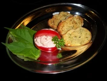 Tomatenkörbchen mit Krabbencocktail gefüllt - Rezept