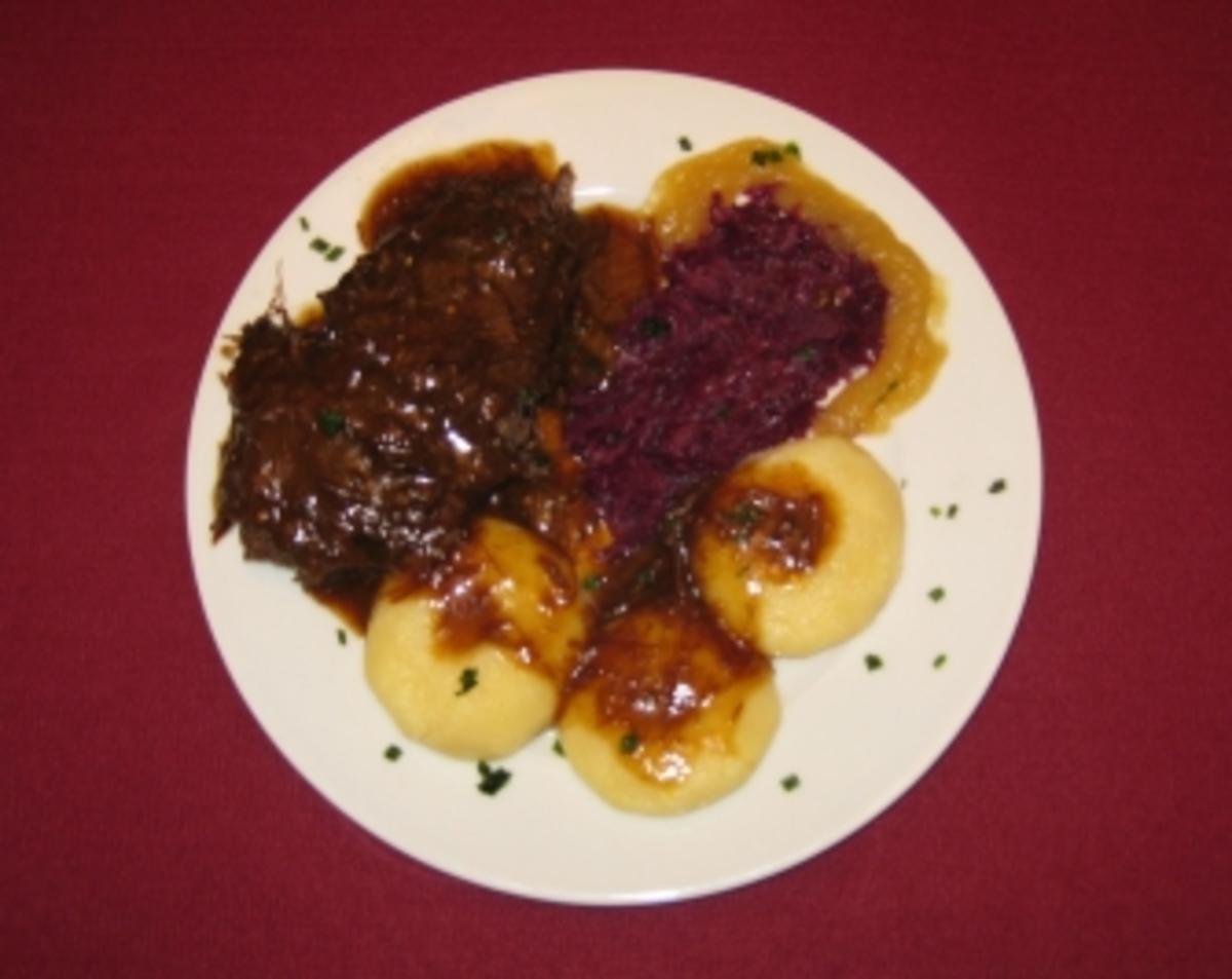 Süß-Sauer-Braten mit schlesischen Murmeln auf Apfel-Weinkraut - Rezept ...