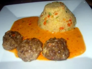 Rezept: Ingwerhackbällchen mit Gemüse-Bulgur und Ajvarsoße Ingwerhackbällchen mit Gemüse-Bulgur und Ajvarsoße - Rezept