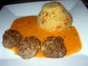 Ingwerhackbällchen mit Gemüse-Bulgur und Ajvarsoße - Rezept