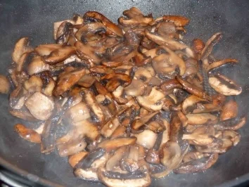 Rezept: Rollbraten mit Pilz-Lauch-Soße und Spätzle Bild Nr. 4 Rollbraten mit Pilz-Lauch-Soße und Spätzle - Rezept - Bild Nr. 4