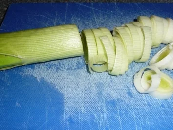 Rezept: Rollbraten mit Pilz-Lauch-Soße und Spätzle Bild Nr. 5 Rollbraten mit Pilz-Lauch-Soße und Spätzle - Rezept - Bild Nr. 5